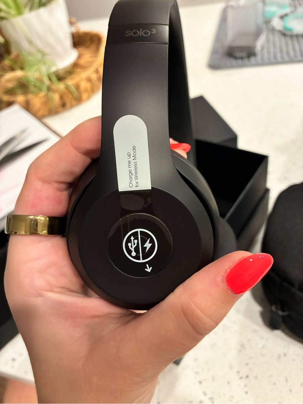 Beats Solo3 Wireless On-Ear Headphones - Black - Picture 6 of 9